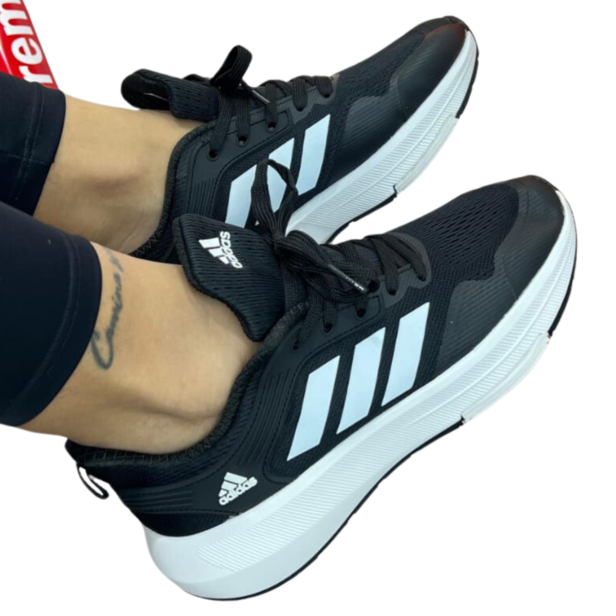 ADIDAS ULTRA BOOST MUJER: La Mejor Opción para Correr y Estilo Casual ¿Estás buscando las ADIDAS ULTRA BOOST MUJER perfectas para combinar estilo, comodidad y rendimiento? En Onlineshoppingcenterg te ofrecemos una gran variedad de estas zapatillas, ideales tanto para correr como para el uso diario. En este artículo te explicaremos por qué son una excelente elección, sus características principales y dónde comprarlas al mejor precio.  ¿Por Qué Elegir ADIDAS ULTRA BOOST MUJER? Las ADIDAS ULTRA BOOST MUJER se han ganado la fama de ser una de las mejores zapatillas de running para mujeres debido a su tecnología innovadora y diseño elegante. Aquí te explicamos algunas de las principales razones por las que deberías considerarlas:  1. Comodidad Inigualable Las ADIDAS ULTRA BOOST MUJER están diseñadas con la famosa tecnología Boost que proporciona una amortiguación excepcional. Esta tecnología está compuesta por miles de pequeñas cápsulas de energía que absorben el impacto de cada paso y devuelven energía a tus pies, haciendo que cada zancada sea más suave y eficiente.  2. Estilo Versátil No solo son funcionales, también tienen un diseño moderno que las convierte en una excelente opción para combinar con tus looks diarios. Ya sea que prefieras las Adidas ultra boost mujer negras, las Adidas ultra boost mujer blancas, o las Adidas ultra boost mujer rosas, estas zapatillas te permitirán destacar en cualquier situación.